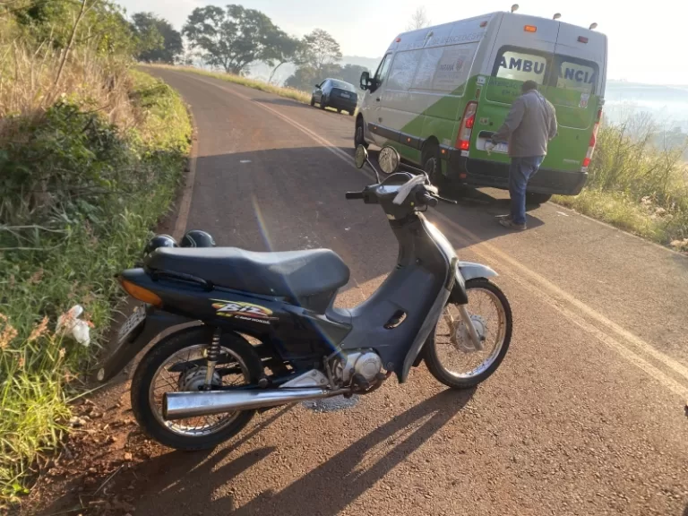 Cães na pista provocam acidente em Mercedes e duas pessoas ficam feridas