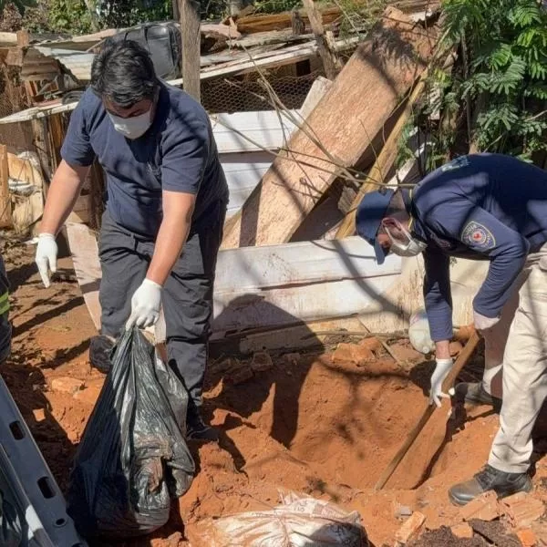 Homem é preso suspeito de matar e enterrar mulher no pátio de casa em Salto del Guairá