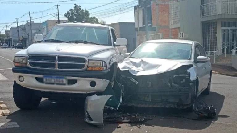 Veículo invade preferencial e provoca acidente no centro de Toledo