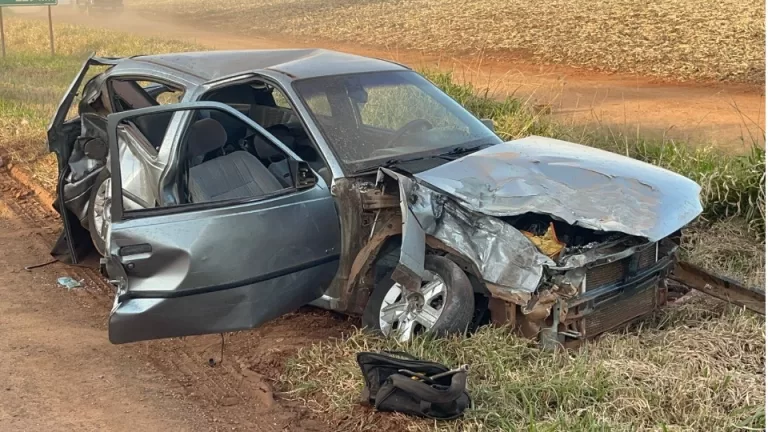 Motorista embriagado é levado à delegacia após batida entre carro e caminhão