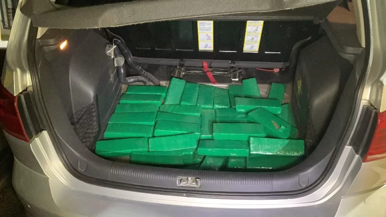 Homem foge da PM e abandona carro com 132 quilos de maconha