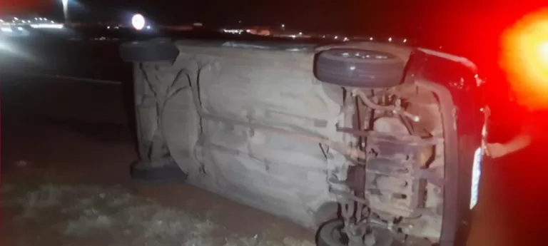 Carro capota após batida entre Assis e Toledo e motorista foge