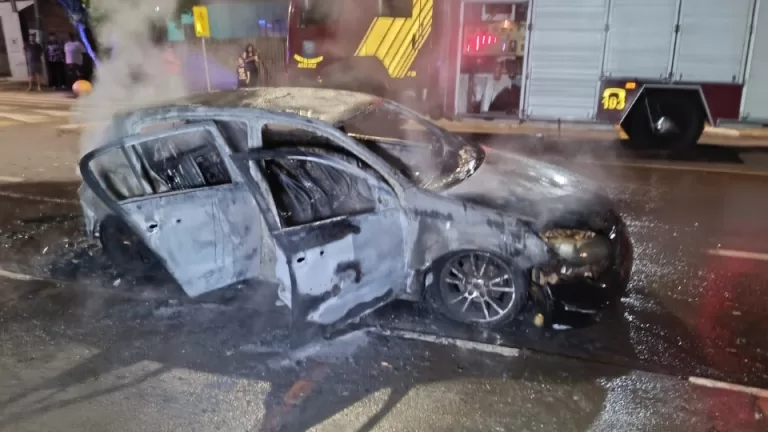Carro é destruído por incêndio em Toledo