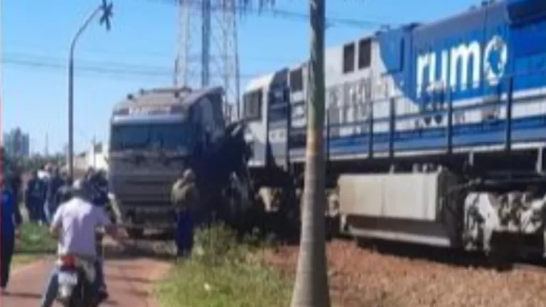 Trem atinge carreta no Paraná e arrasta veículo por 40 metros