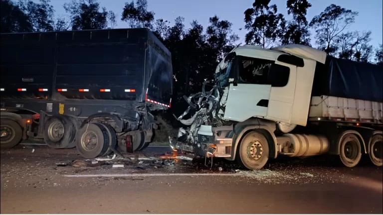 Batida traseira entre carretas deixa homem ferido na BR-163