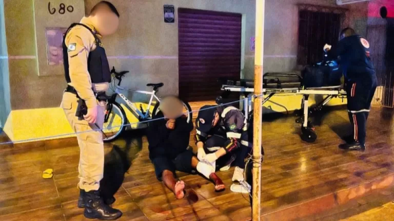 Homem leva facada da companheira e pede para policiais convencê-la a reatar relacionamento