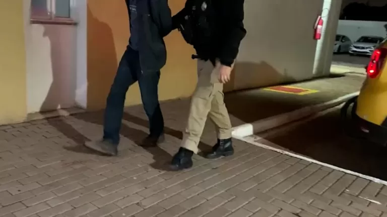 Homem é morto com dez facadas em rua de Cascavel; suspeito é preso