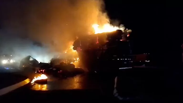 Explosão após colisão entre caminhões mata uma pessoa e bloqueia BR-277