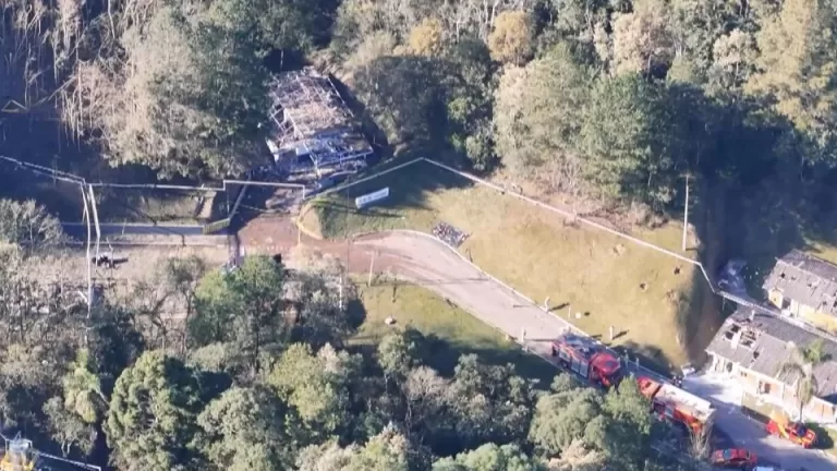 Continuam as buscas por vítimas da explosão em fábrica em Quatro Barras