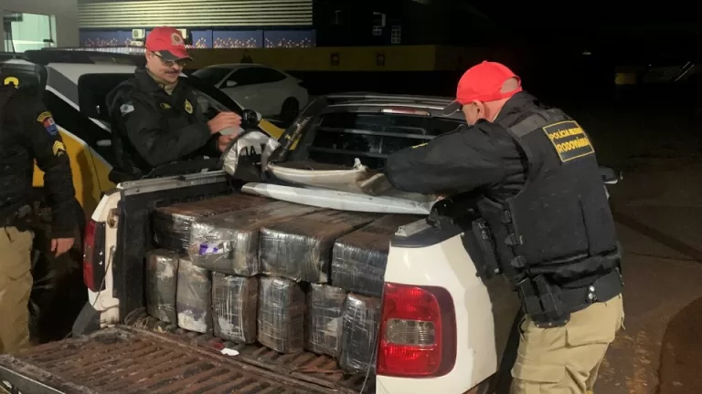 Condutor foge da PRE e abandona Saveiro com 800 quilos de maconha na PR-585