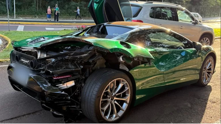 McLaren avaliada em R$ 2,5 milhões se envolve em batida com Corsa em Toledo