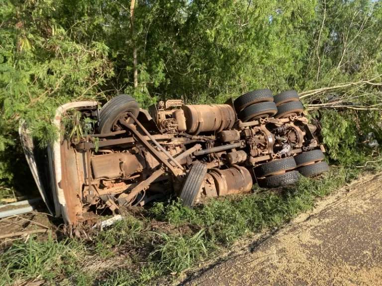 Carreta carregada com cigarros tomba na BR-163 entre Mercedes e Guaíra