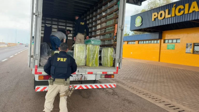 PRF apreende caminhão carregado com 976 quilos de maconha 