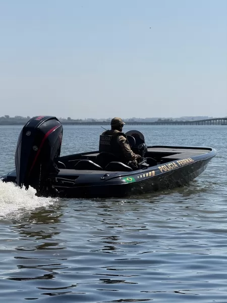 Nepom-PF de Guaíra recebe nova lancha para atuação no Rio Paraná