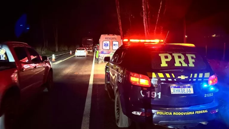 Motociclista de 26 anos morre em batida com carreta na BR-153