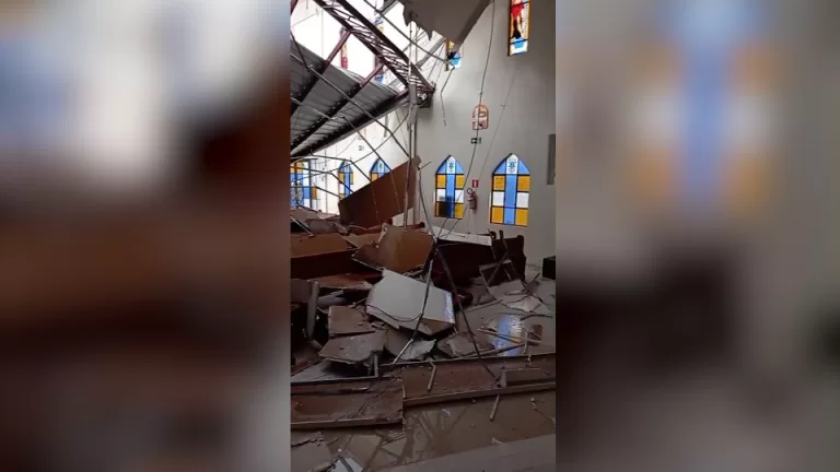 Granizo derruba parte do telhado de Igreja em Castro; veja vídeo