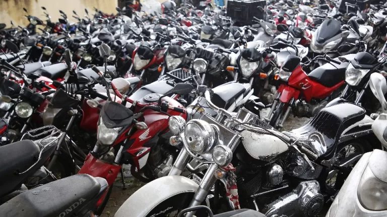 Harley a partir de R$ 13 mil: Detran-PR vai leiloar 148 veículos e materiais ferrosos