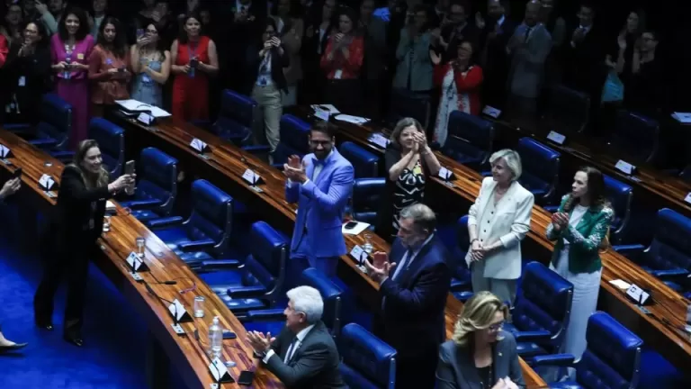 Senado aprova projeto contra adultização de crianças na internet