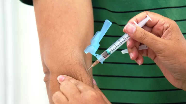 Saúde amplia vacinação contra sarampo para jovens de 20 a 29 anos e reforça busca ativa