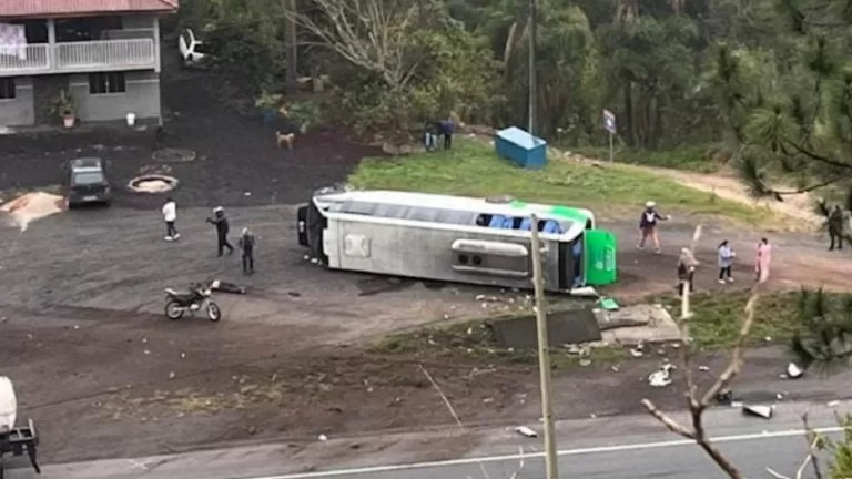 Acidente entre carretas e ônibus de saúde no Paraná deixa mortos e vários feridos