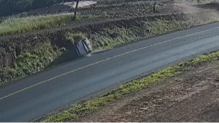 Carro capota na PR-467 em Marechal Rondon; veja vídeo