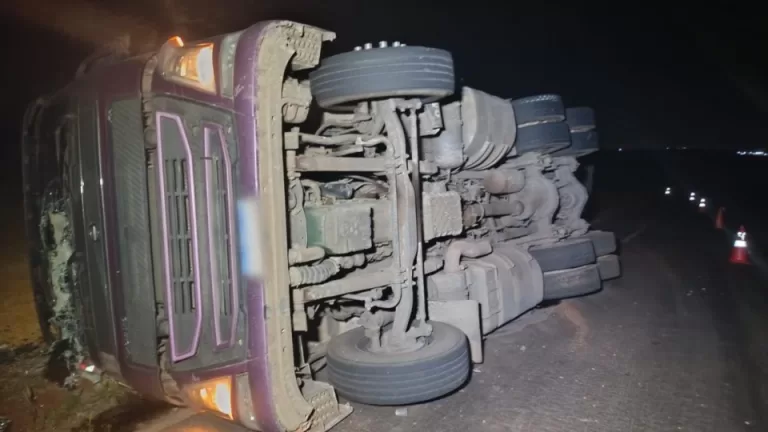 Carreta carregada com milho tomba na rodovia entre Toledo e Cascavel