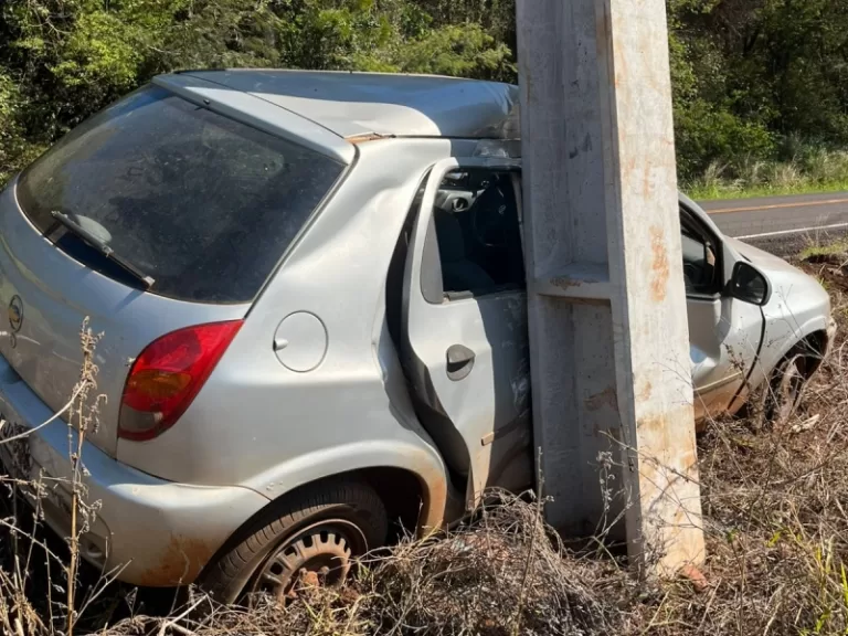 Carro bate em poste no interior de Mercedes