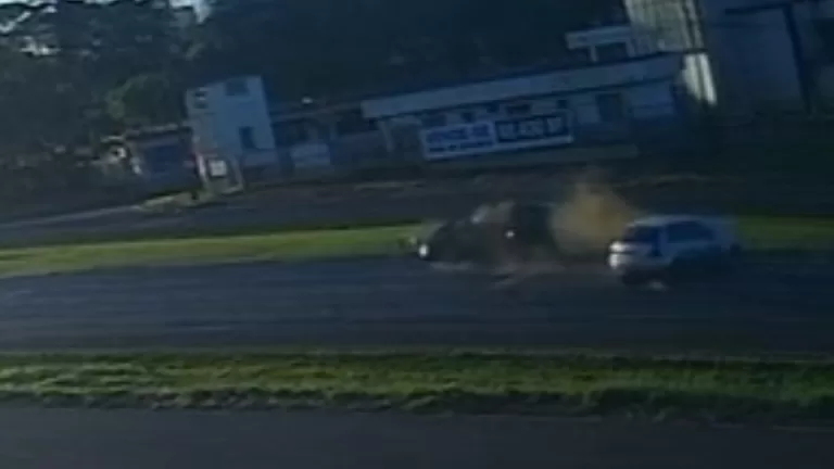 Veja vídeo da batida que terminou em capotamento e oito pessoas feridas