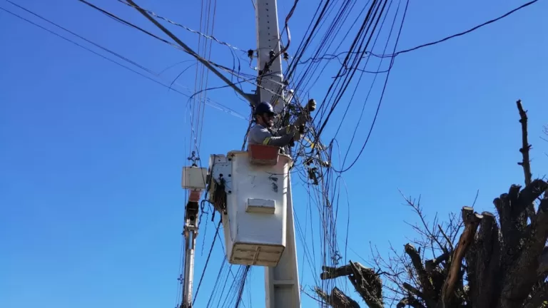 Copel e prefeituras integram ações para organizar cabos de telecom em situação irregular em diversas cidades