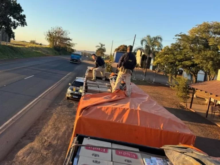 Homem é preso com bitrem carregado de cigarros em Mercedes