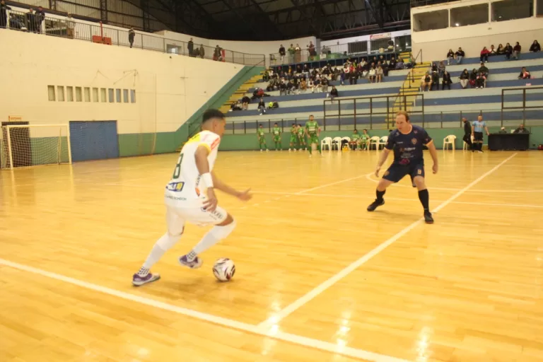 AACC goleia Kichik Modas e fica perto da final do Municipal