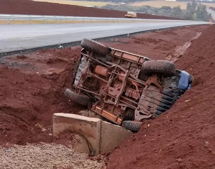 Carro vai parar em valeta após acidente com caminhão no contorno viário em Palotina