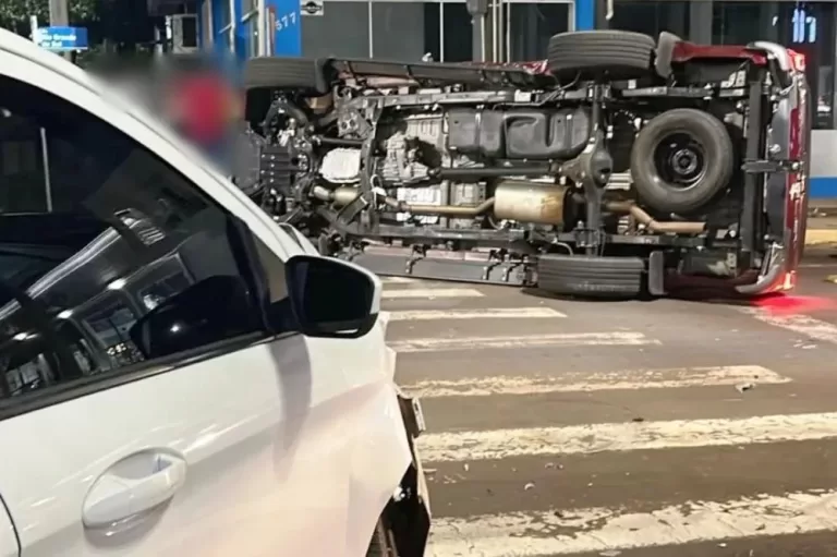 Caminhonete capota após colisão em avenida de Marechal Rondon