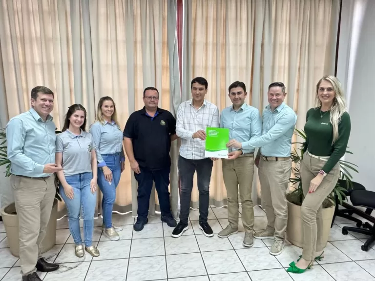 Prefeitura de Pato Bragado firma parceria e abre conta no Sicredi