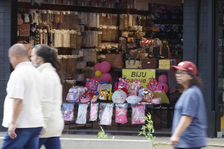 Comércio do Paraná cresce acima da média nacional e tem a 3ª maior receita bruta do Brasil