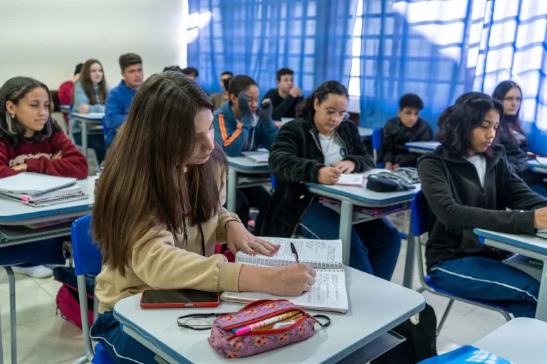 Escola em tempo integral deve ter jornada mínima de 35 horas semanais