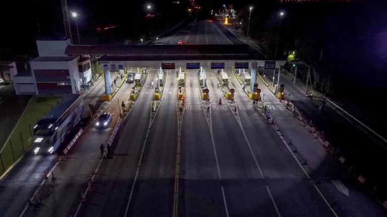 Projeto de lei propõe a instalação de placas informativas sobre o tempo de espera em praças de pedágio no PR
