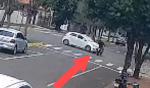 Câmera registra grave acidente no centro de Guaíra; um homem teve fratura exposta