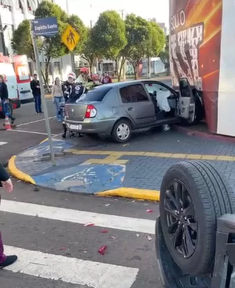 Colisão seguida de capotamento é registrada no centro de Marechal Rondon