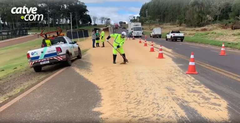 Carreta bitrem tomba em Santa Tereza do Oeste e carga fica espalhada pela BR-277