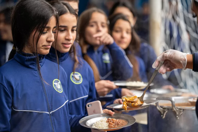 Pesquisa aponta aprovação alta da infraestrutura e merenda das escolas estaduais do Paraná