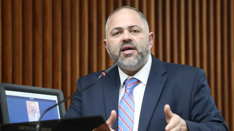 Deputado Artagão Júnior cobra fim de sorteio aleatório de clínicas para exames de CNH e informa solução em andamento