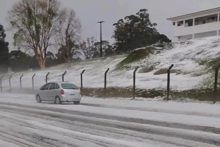 Defesa Civil Estadual monitora situação de Castro após chuva de granizo