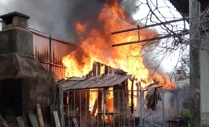 Casa fica completamente destruída por incêndio no centro de Guaíra