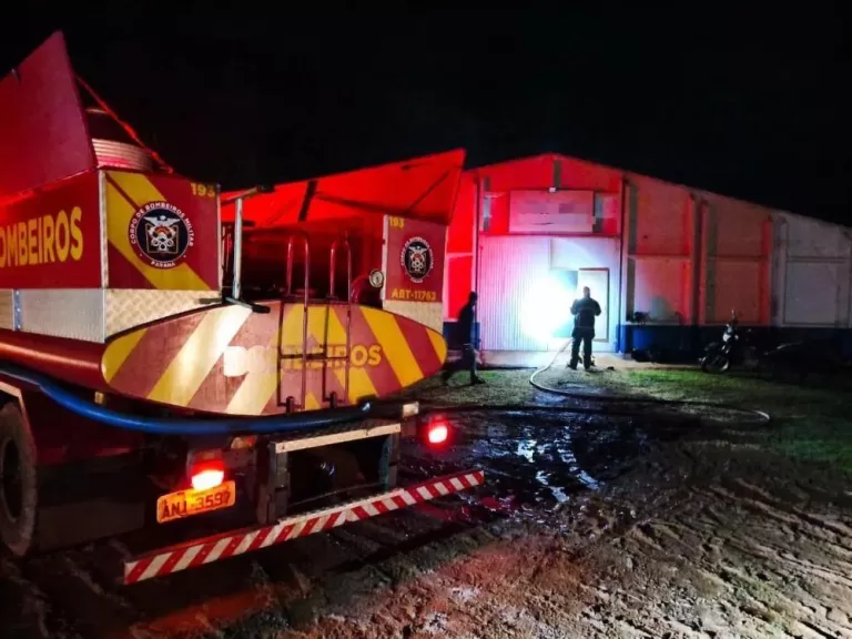Corpo de Bombeiros combate incêndio em aviário em Palotina