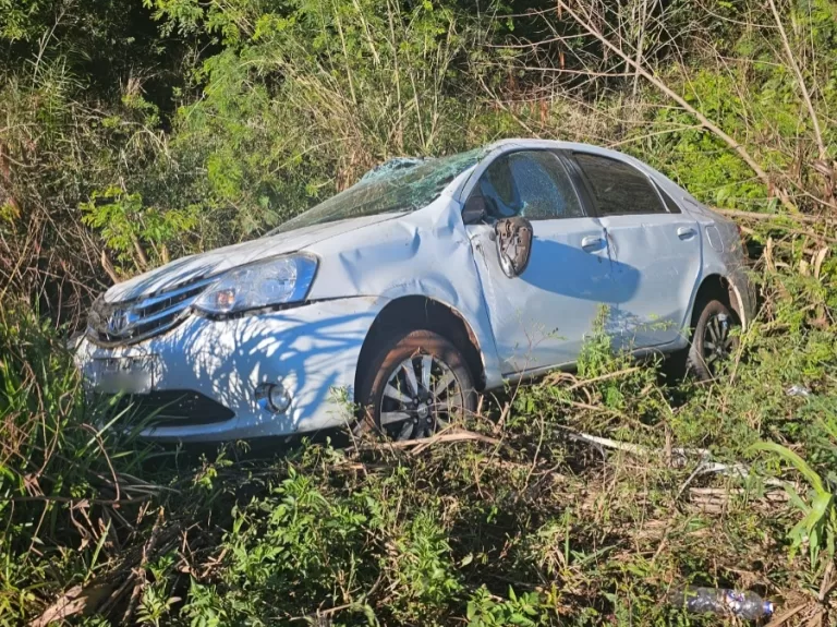 Carro capota e atinge motocicleta na BR-163 em Toledo