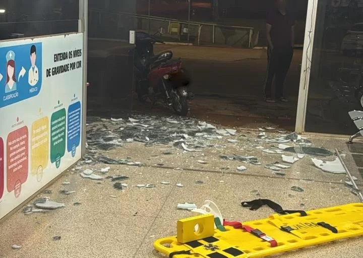 Com ferimentos por faca, homem invade UPA de Guaíra com motocicleta