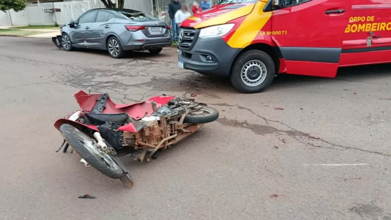Motociclista fratura o fêmur ao ser arremessado sobre carro em Toledo
