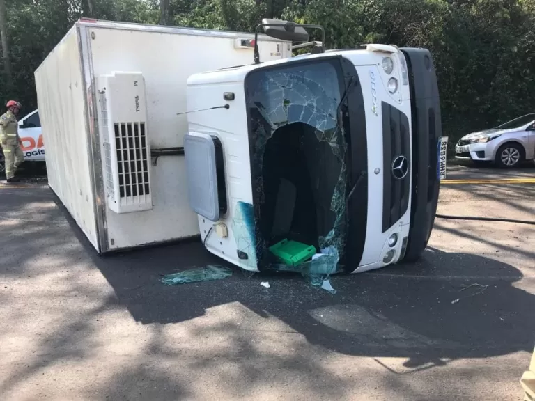 Caminhão câmara fria tomba entre a sede de Marechal Rondon e Curvado