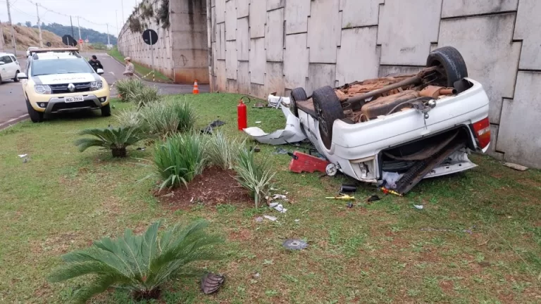 Homem morre após carro cair no viaduto em Francisco Beltrão